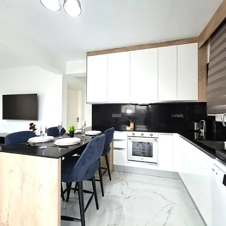 Chic Blue With Terrace شقة