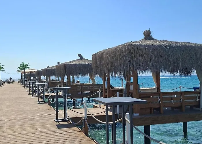 Chic Blue With Terrace شقة